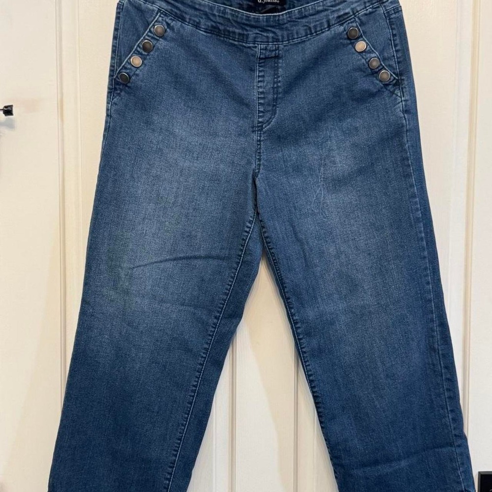 D.Jeans blue denim capri pants with button detail Size 12